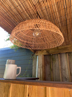 suspensions généreuses kitti en rotin naturel pour une ambiance décontractée sur une terrasse ou dans un intérieur